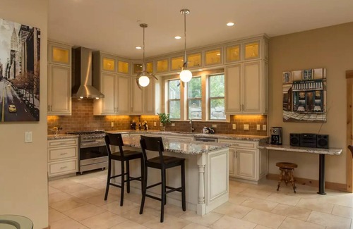 Mountain View Estates Haus | Castle-Cabin a Custom Vacation Home - Brand New.