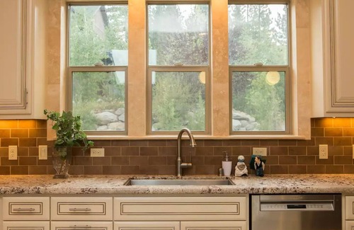 Mountain View Estates Haus | Castle-Cabin a Custom Vacation Home - Brand New.