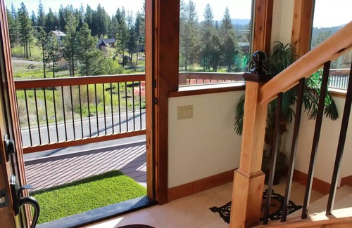 Mountain View Estates Haus | Castle-Cabin a Custom Vacation Home - Brand New.