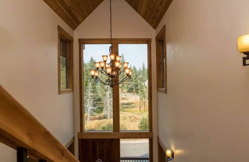 Mountain View Estates Haus | Castle-Cabin a Custom Vacation Home - Brand New.