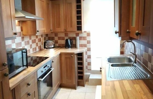 Rayleigh Hütte | ⭐ Castle Cottage Rayleigh: 3 Bedroom House Self Catering ⭐