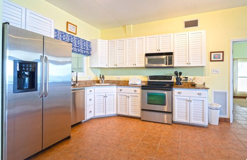 Gun Bay Haus | Castle Guesthouse: Cozy Guest Cottage w/ Private Pool and Deck with Ocean Views!