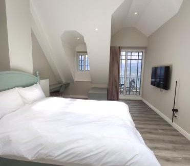 Ren'ai Haus | Castle On A Cloud