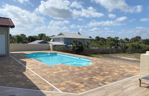 Painters Hill Haus | Castle, pvt pool, hot tub, beach, mini-golf, dock, fishing, ping pong