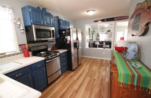 Osage Beach Kabine | Catfish Cabin Lake House Back of Cove! Nostalgic Lake Decor! Sleep up to 8, Dock