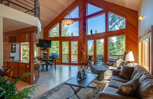 Lakeside Haus | Kathedrale in den Kiefern in der Nähe von Flathead Lake, 2800 Sq Ft