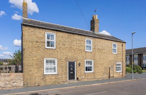 Ely Hütte | Cathedral View Farmhouse