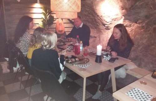 Lulea Wohnung | Cave Retreat - Sleeps 2 - Pets - Parking - Wifi