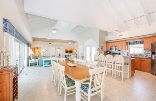 Old Man Bay Haus | Cayman Sands: Abgeschiedene Strandvilla mit Pool Atrium & Guest Cottage