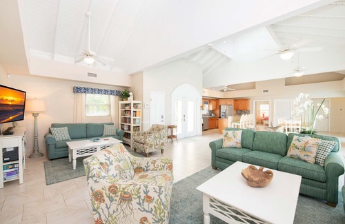 Old Man Bay Haus | Cayman Sands: Abgeschiedene Strandvilla mit Pool Atrium & Guest Cottage
