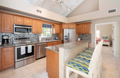 Old Man Bay Haus | Cayman Sands: Abgeschiedene Strandvilla mit Pool Atrium & Guest Cottage