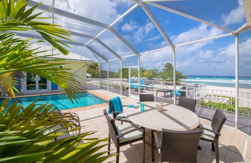 Old Man Bay Haus | Cayman Sands: Abgeschiedene Strandvilla mit Pool Atrium & Guest Cottage