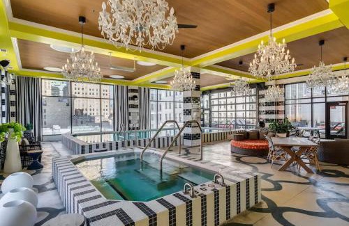 Downtown Cincinnati Wohnung | CBD OTR 1BR Gym Pool Stadium View