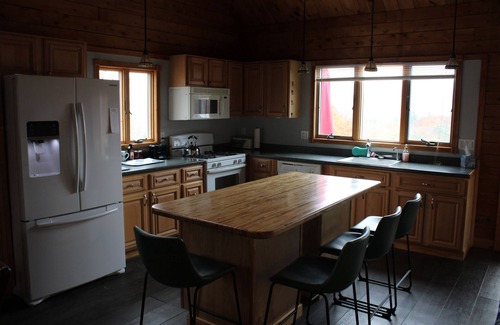 Woodsville Kabine | Cedar Cabin awaits! Come kick back, relax and enjoy!