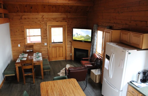 Woodsville Kabine | Cedar Cabin awaits! Come kick back, relax and enjoy!
