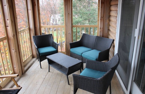 Woodsville Kabine | Cedar Cabin awaits! Come kick back, relax and enjoy!