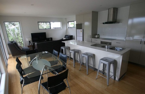 Blackmans Bay Haus | Cedar Cottages Blackmans Bay - Land Suite
