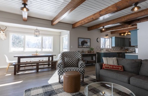 Thayne Haus | Cedar Creek Chalet ⁓ Snowmobilers Dream ⁓ Hot tub ~ Great Views