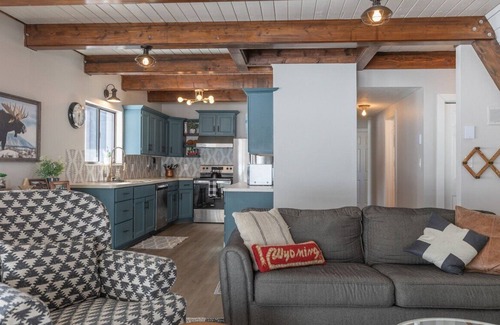 Thayne Haus | Cedar Creek Chalet ⁓ Snowmobilers Dream ⁓ Hot tub ~ Great Views