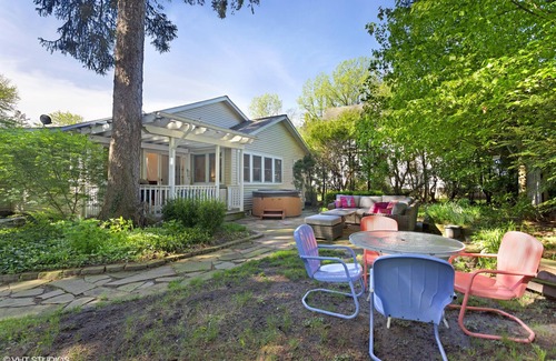 Union Pier Haus | Cedar Hollow Cottage: 4 Bett / 2 Bad mit Whirlpool und Schritte zum Strand!