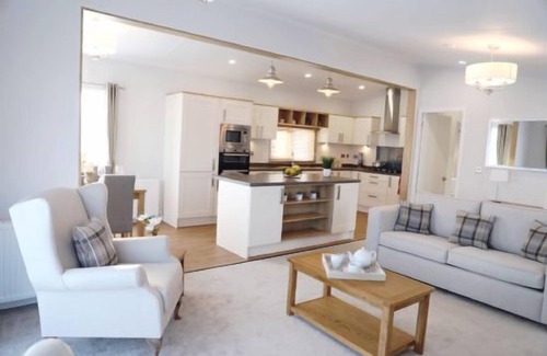 Swarland Hütte | Cedar Hot Tub Lodge - 2 large Bedrooms, ensuite Shower Room, Luxury Living Space