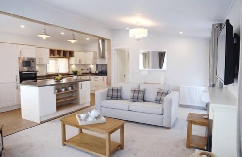 Swarland Hütte | Cedar Hot Tub Lodge - 2 large Bedrooms, ensuite Shower Room, Luxury Living Space