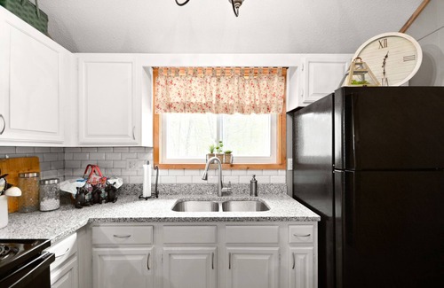 The Woods Haus | Cedar Loft at The Woods-Vintage Chic Cabin Retreat with Amenities Access