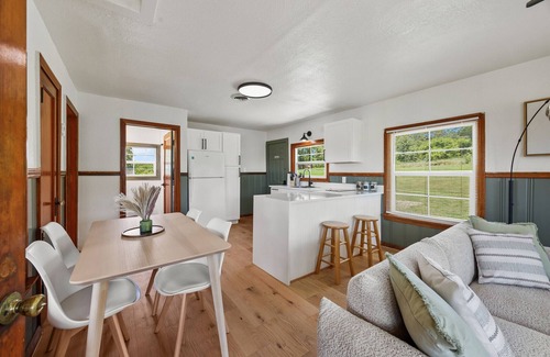Madill Kabine | Cedar Nest- LAKEFRONT Cabin retreat with a Jacuzzi in Texoma Shores Resort