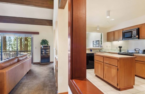 Tahoe Woods Eigentumswohnung | Cedar Point Condo with Buoy & Pool