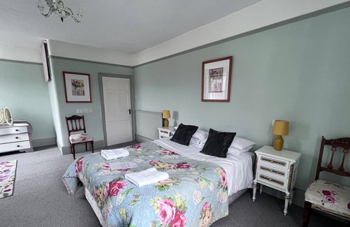 Whitchurch Haus | Cedars House: Six Bedroom Village House Sleeps 12