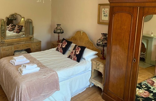 Whitchurch Haus | Cedars House: Six Bedroom Village House Sleeps 12