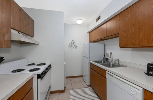Akron Wohnung | Central 2 Bd Great for Traveling Professionals!