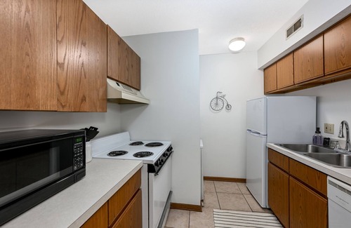 Akron Wohnung | Central 2 Bd Great for Traveling Professionals!