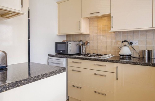 Cheltenham Haus | Central 2 Bed House with Garden and Free Parking