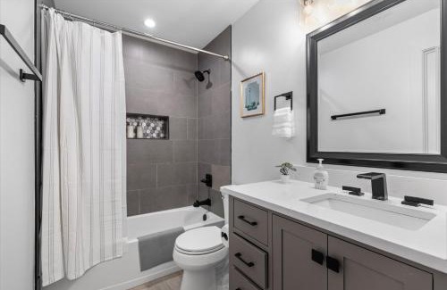 Park View Wohnung | Central 2-BR City Sanctuary - Commuter-Friendly