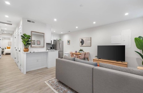 Park View Wohnung | Central 2-BR City Sanctuary - Commuter-Friendly