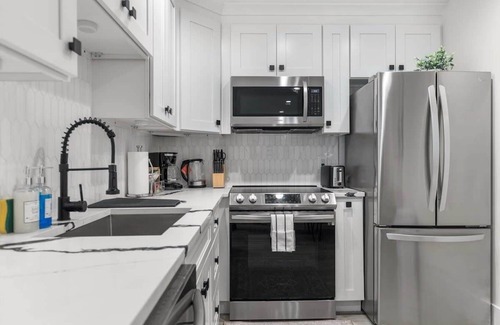 Park View Wohnung | Central 2-BR City Sanctuary - Commuter-Friendly