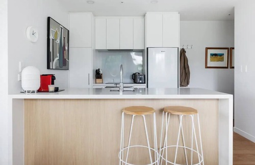 Newton Eigentumswohnung | Central City Condo, 2Brm, 2ensuites, Study, Concierge, Gym/Pool, Garage.