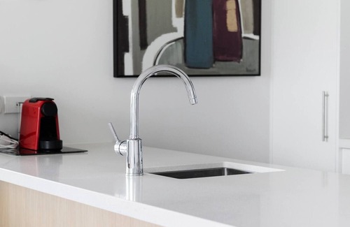 Newton Eigentumswohnung | Central City Condo, 2Brm, 2ensuites, Study, Concierge, Gym/Pool, Garage.