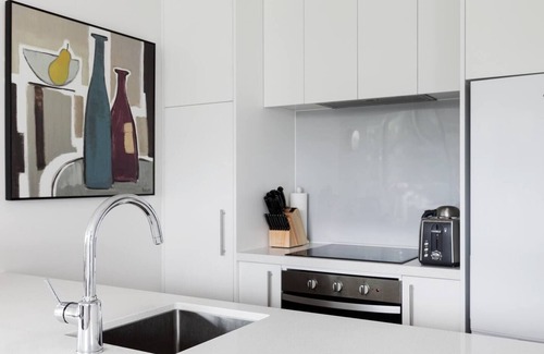 Newton Eigentumswohnung | Central City Condo, 2Brm, 2ensuites, Study, Concierge, Gym/Pool, Garage.