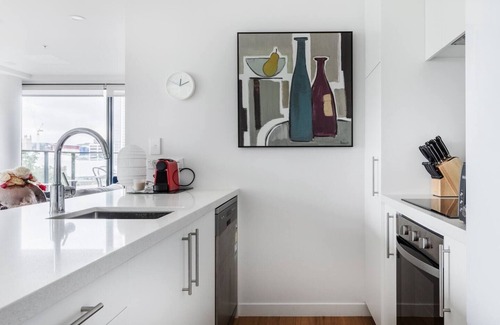 Newton Eigentumswohnung | Central City Condo, 2Brm, 2ensuites, Study, Concierge, Gym/Pool, Garage.