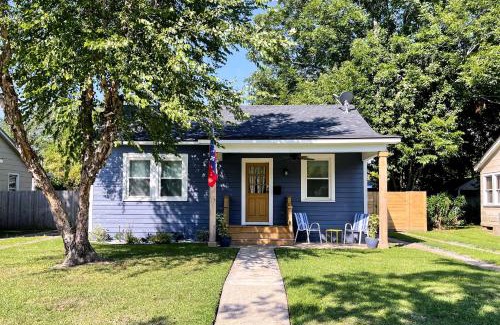 Lafayette Haus | Central Cottage with Grill, 1 Mi to Cajun Field