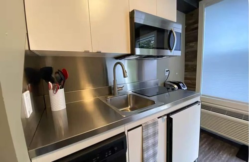 South Lethbridge Wohnung | Central Farmhouse-Style Micro Apartment