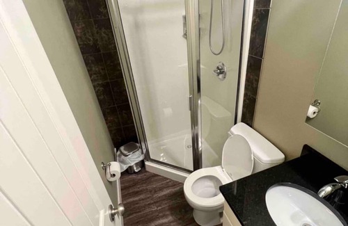 South Lethbridge Wohnung | Central Farmhouse-Style Micro Apartment