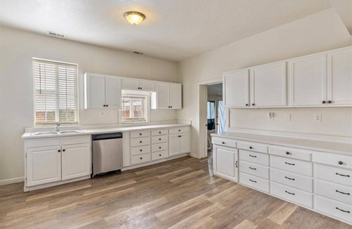 Santaquin Haus | Central Location, Backyard for your Pets