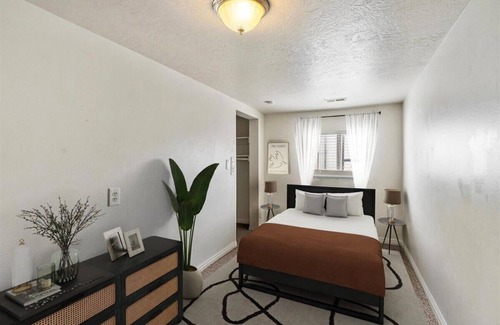 Santaquin Haus | Central Location, Backyard for your Pets