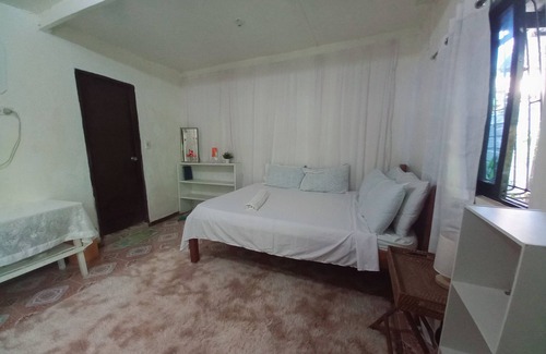 Catangnan Haus | Central locationStrong wifi +Spacious Ac room + 5 minutes walk to the beach