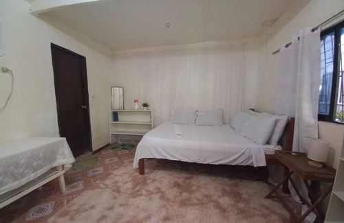 Catangnan Haus | Central locationStrong wifi +Spacious Ac room + 5 minutes walk to the beach