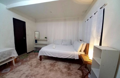 Catangnan Haus | Central locationStrong wifi +Spacious Ac room + 5 minutes walk to the beach
