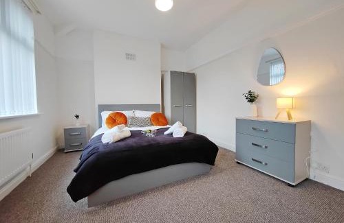 Rusholme Haus | Central Manchester Modern 4 Bed House - free parking